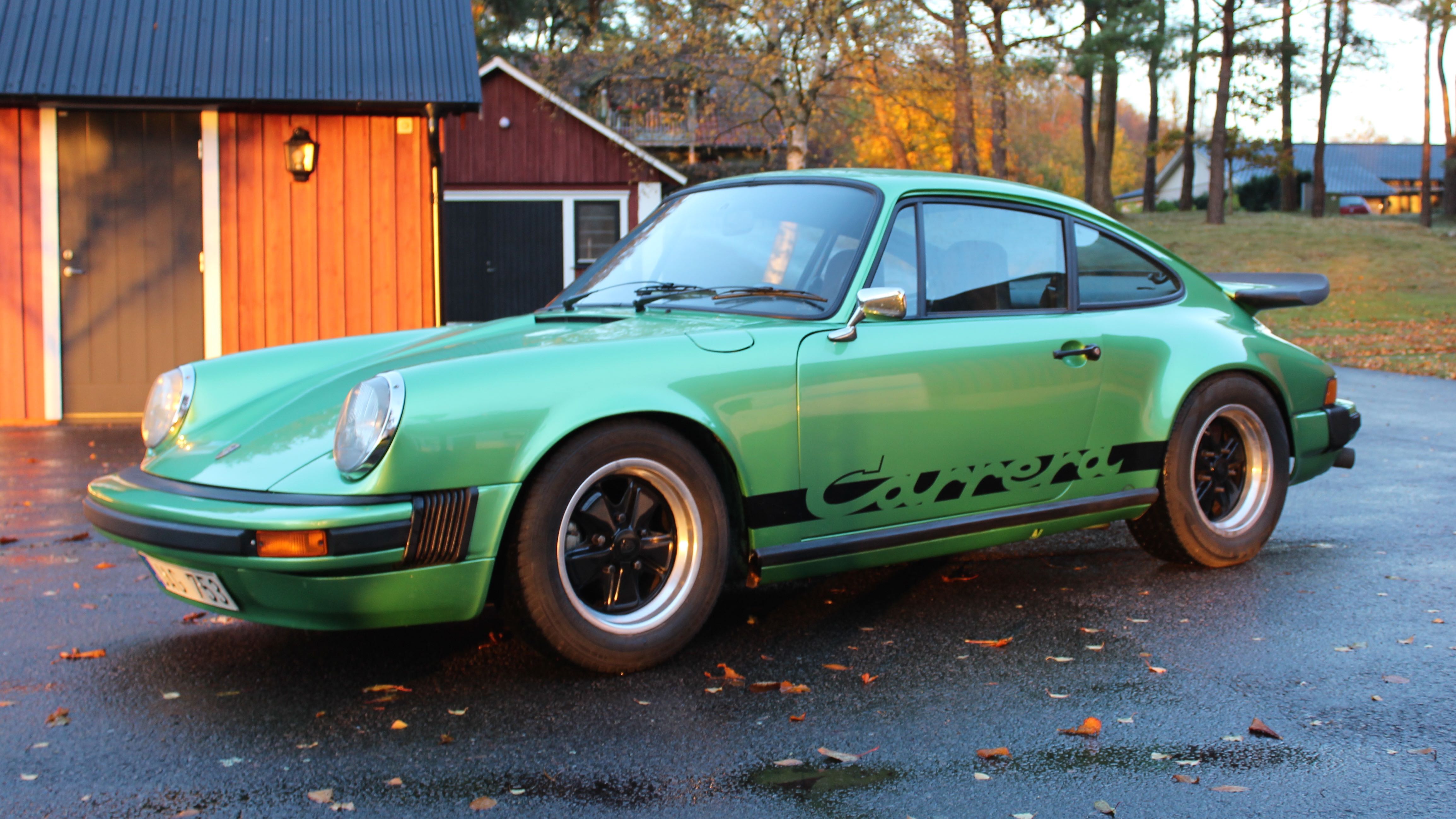 porsche carrera grön snett fram vänster gården