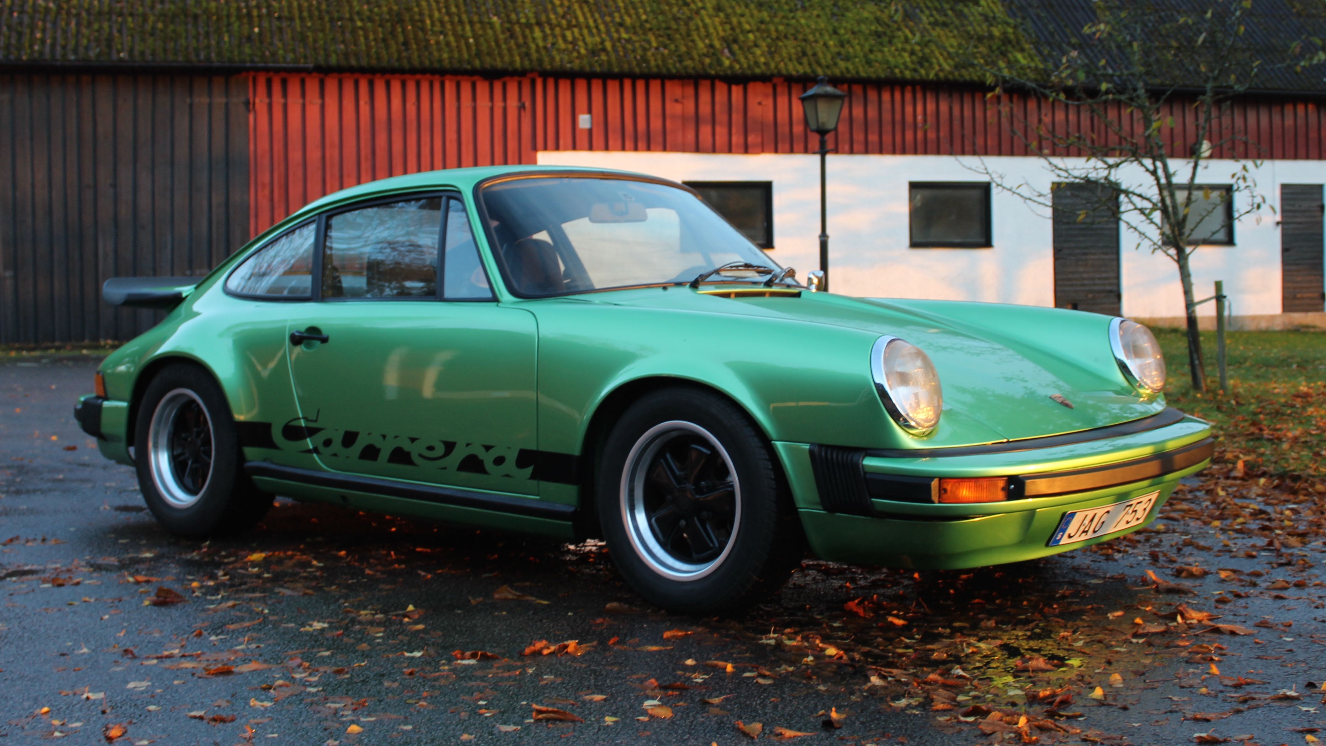 porsche carrera grön snett framifrån gården2