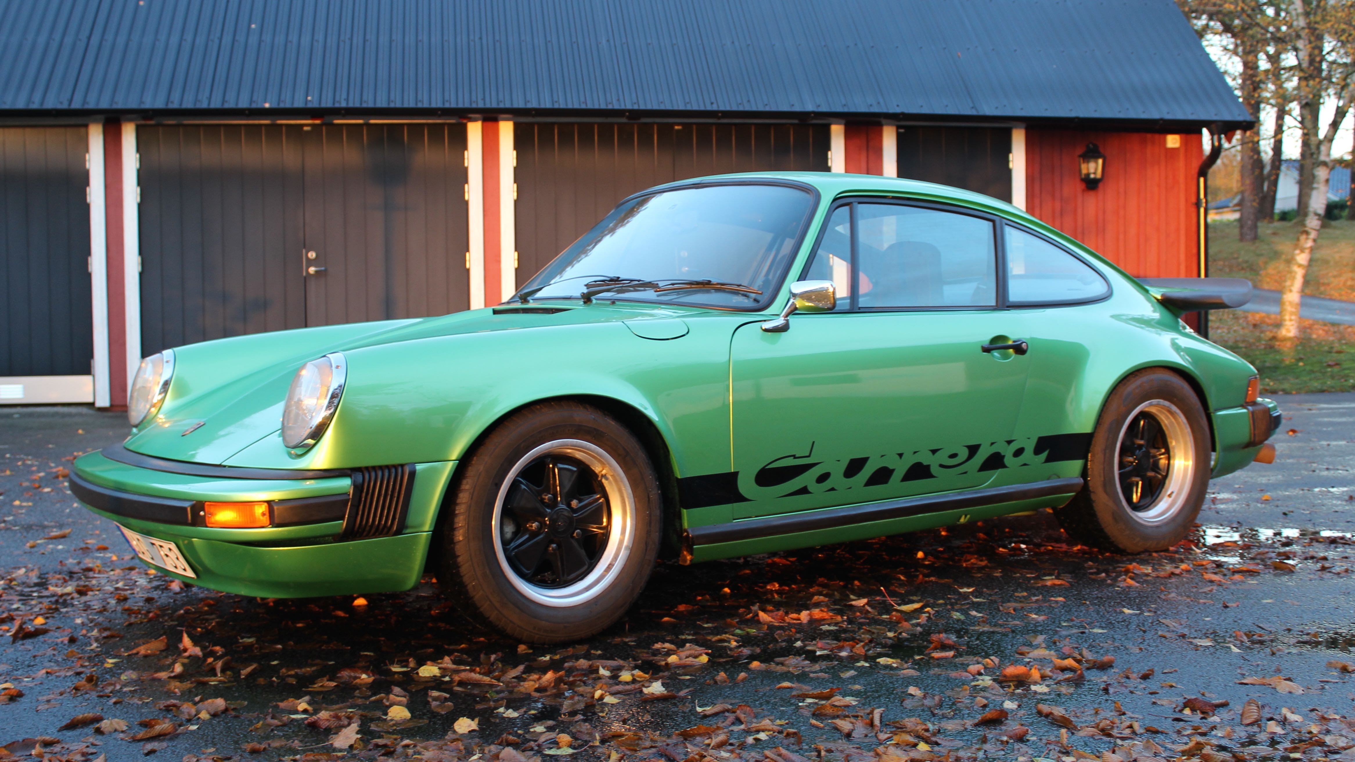 porsche carrera grön snett framifrån vänster gården2