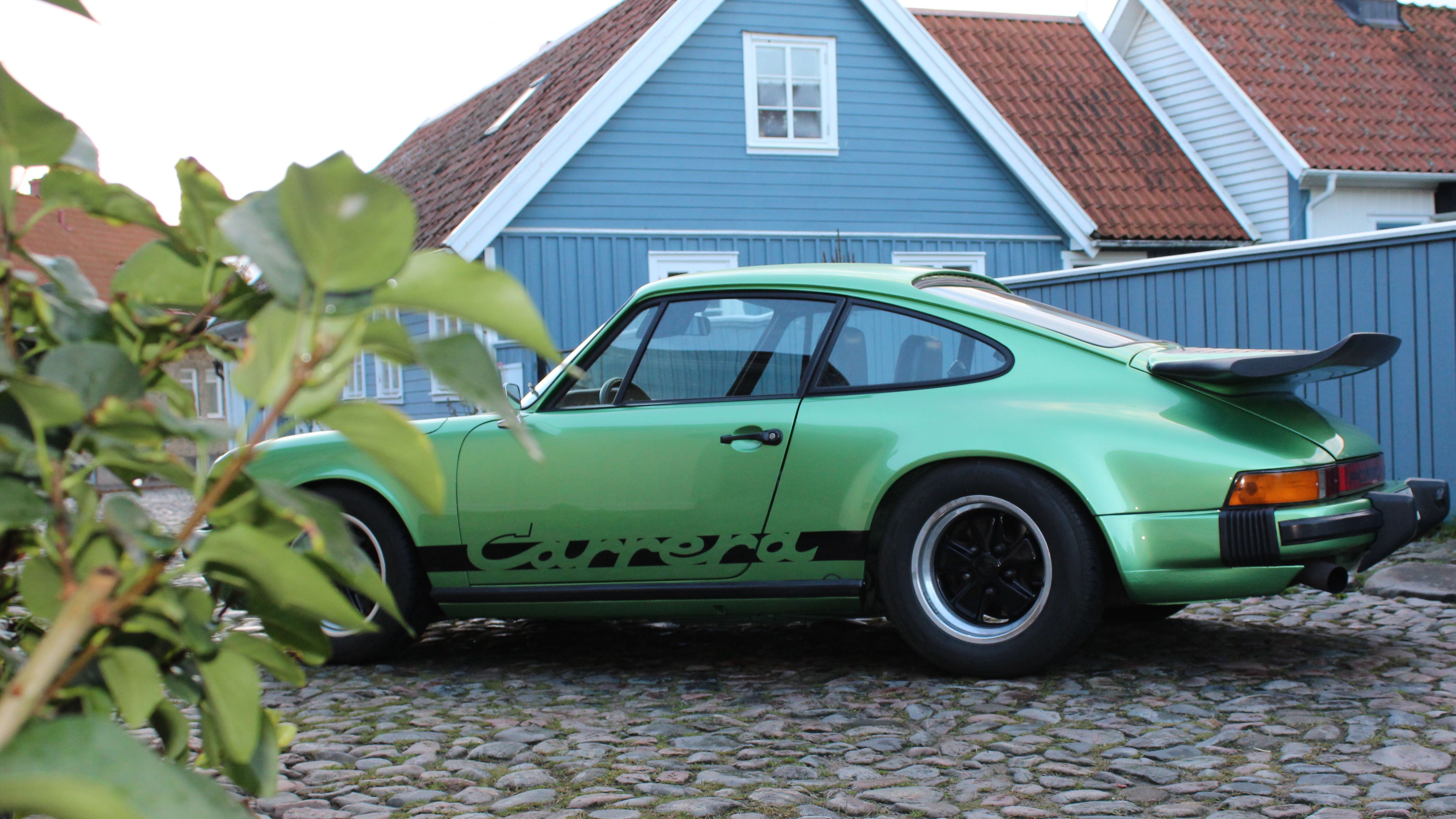 porsche carrera grön bakom buske gamla stan