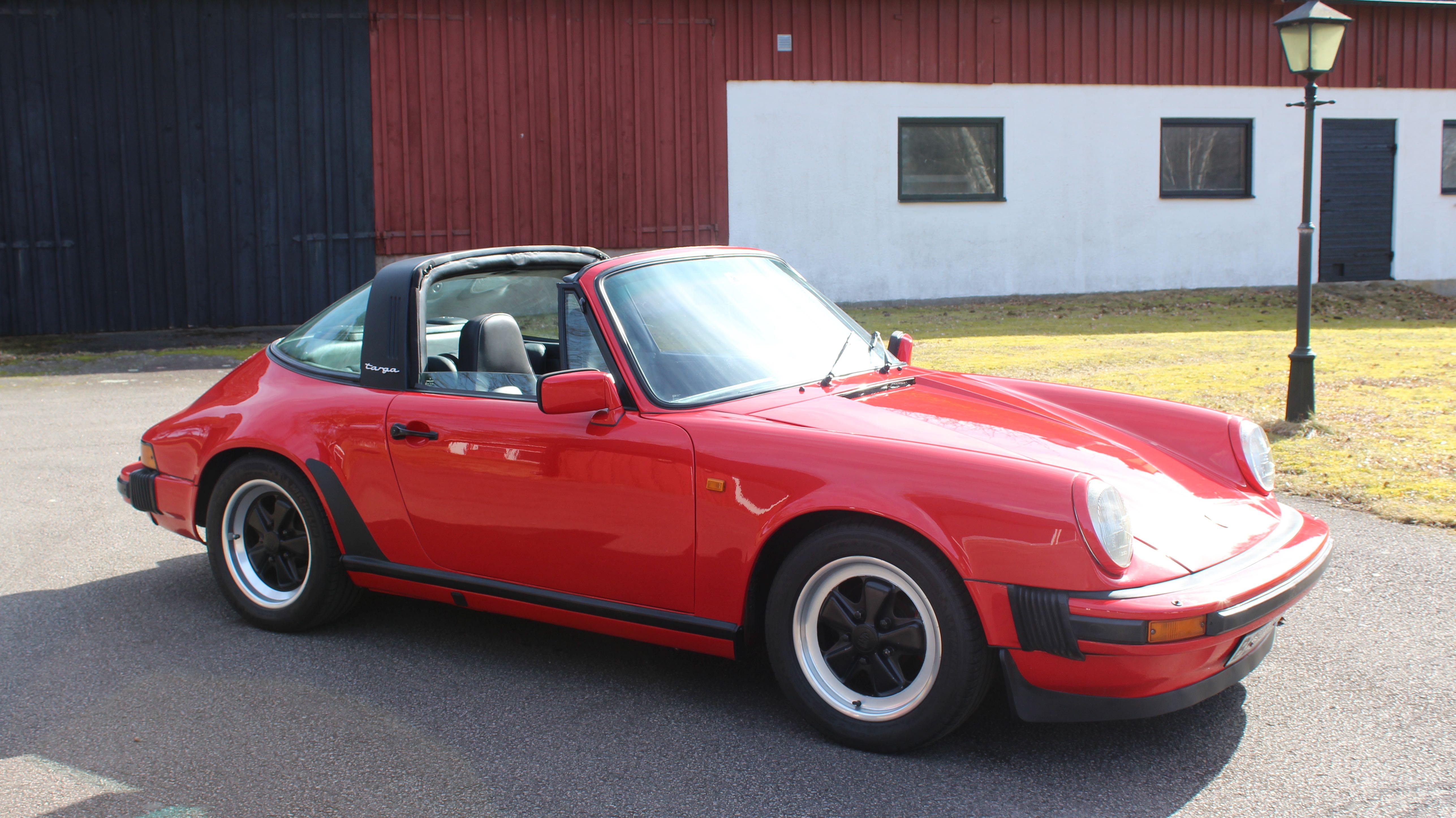 Porsche 911 Targa röd snett framifrån höger