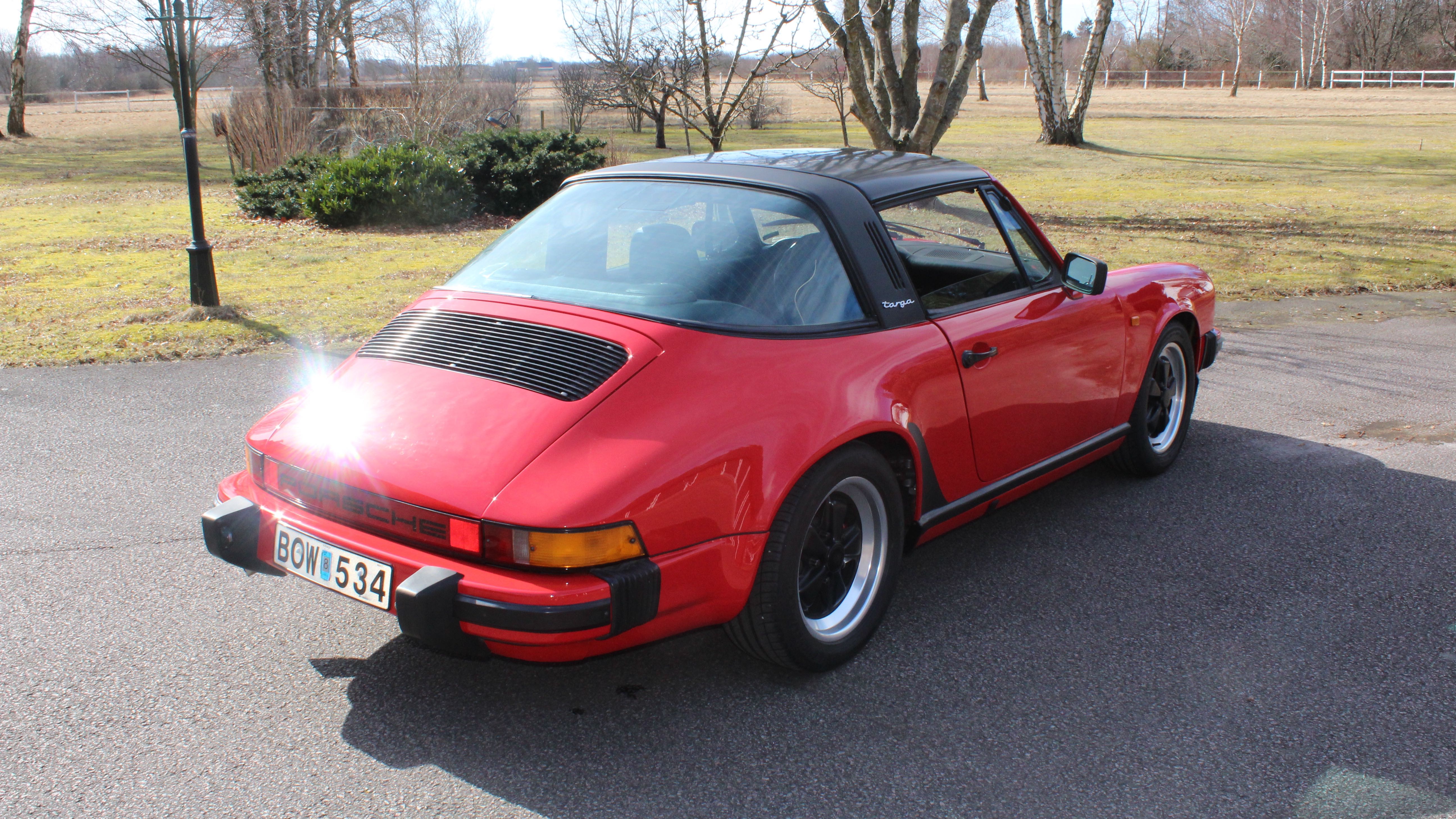 porsche 911 Targa röd snett bakifrån höger