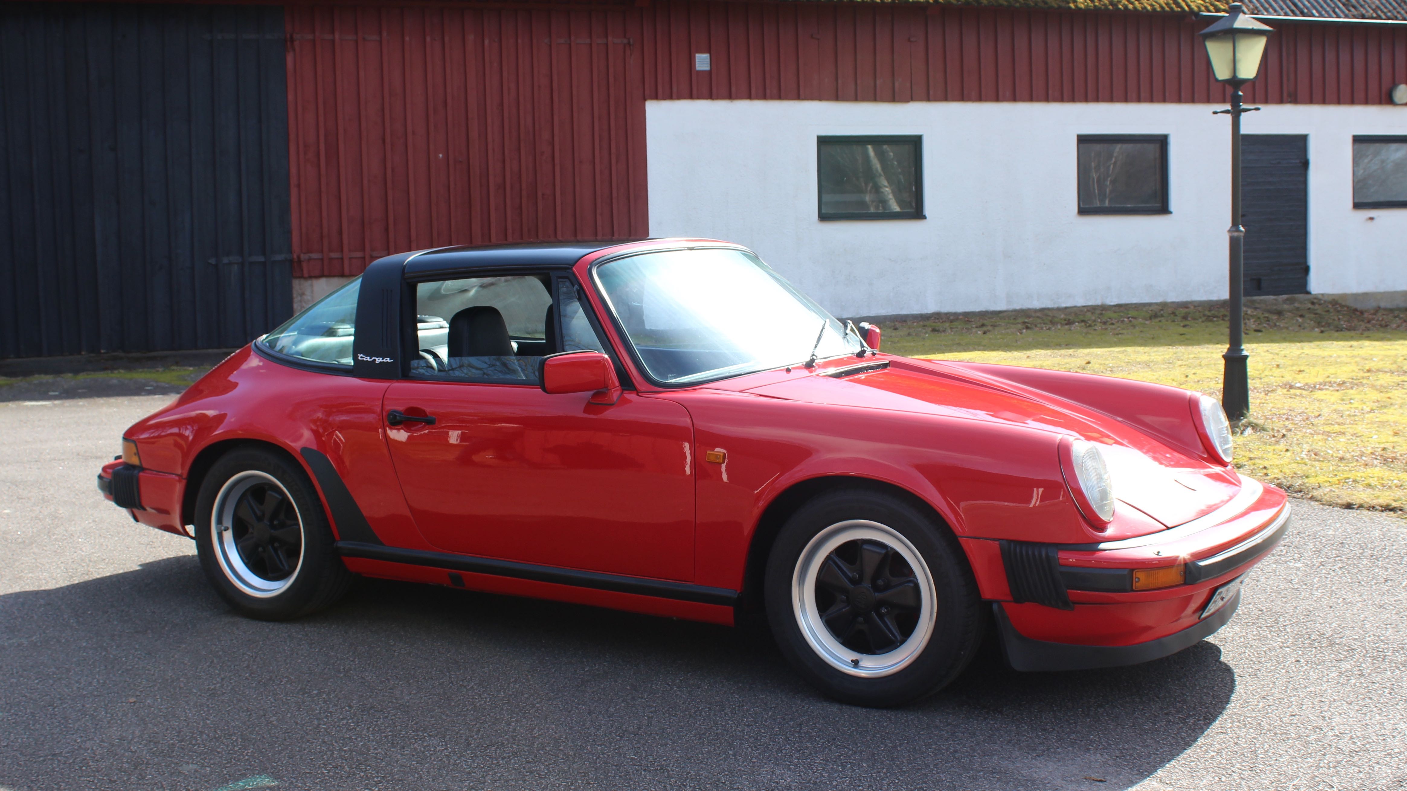 porsche 911 Targa röd snett framifrån höger2