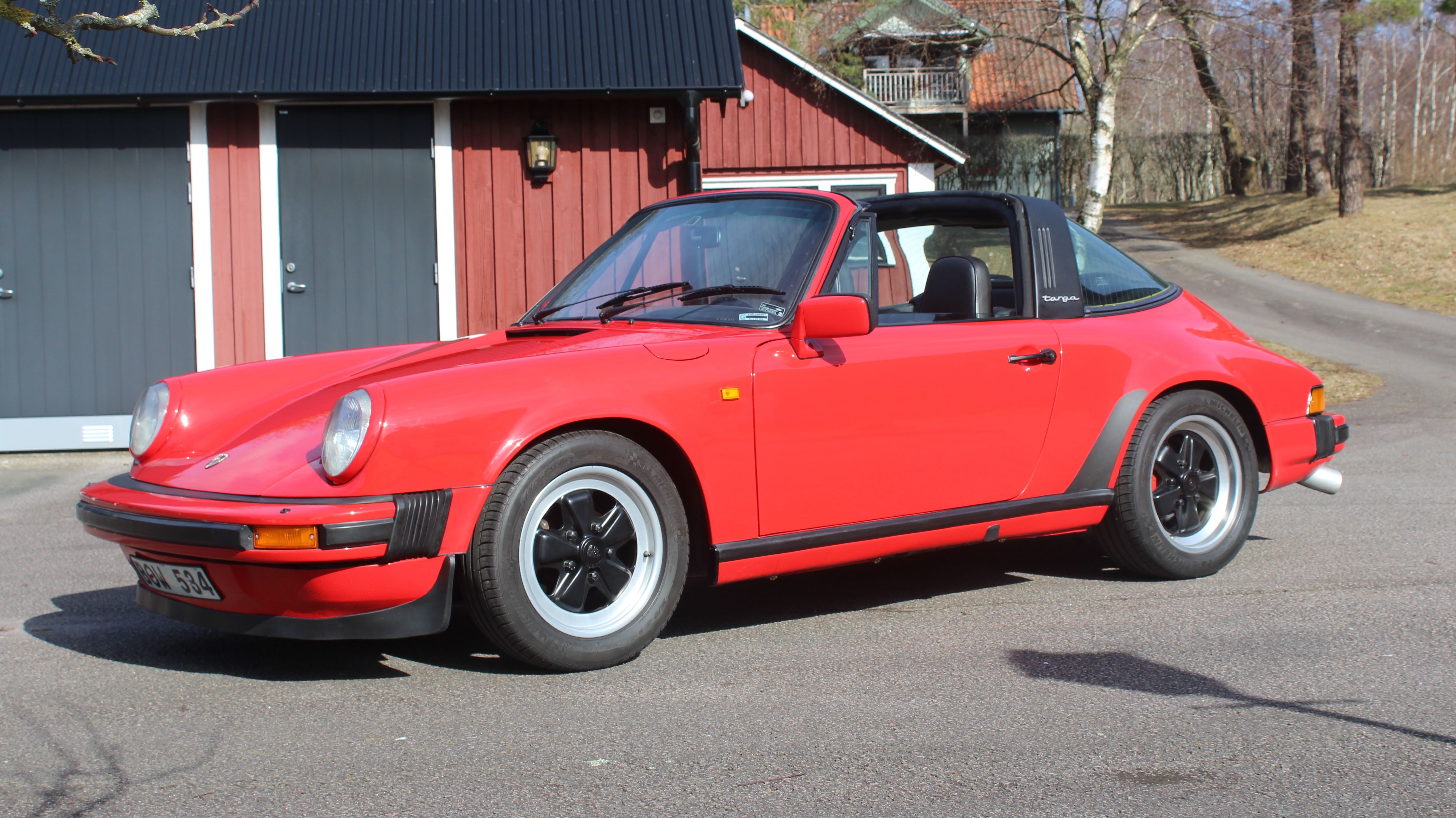 porsche 911 Targa röd snett framifrån vänster2