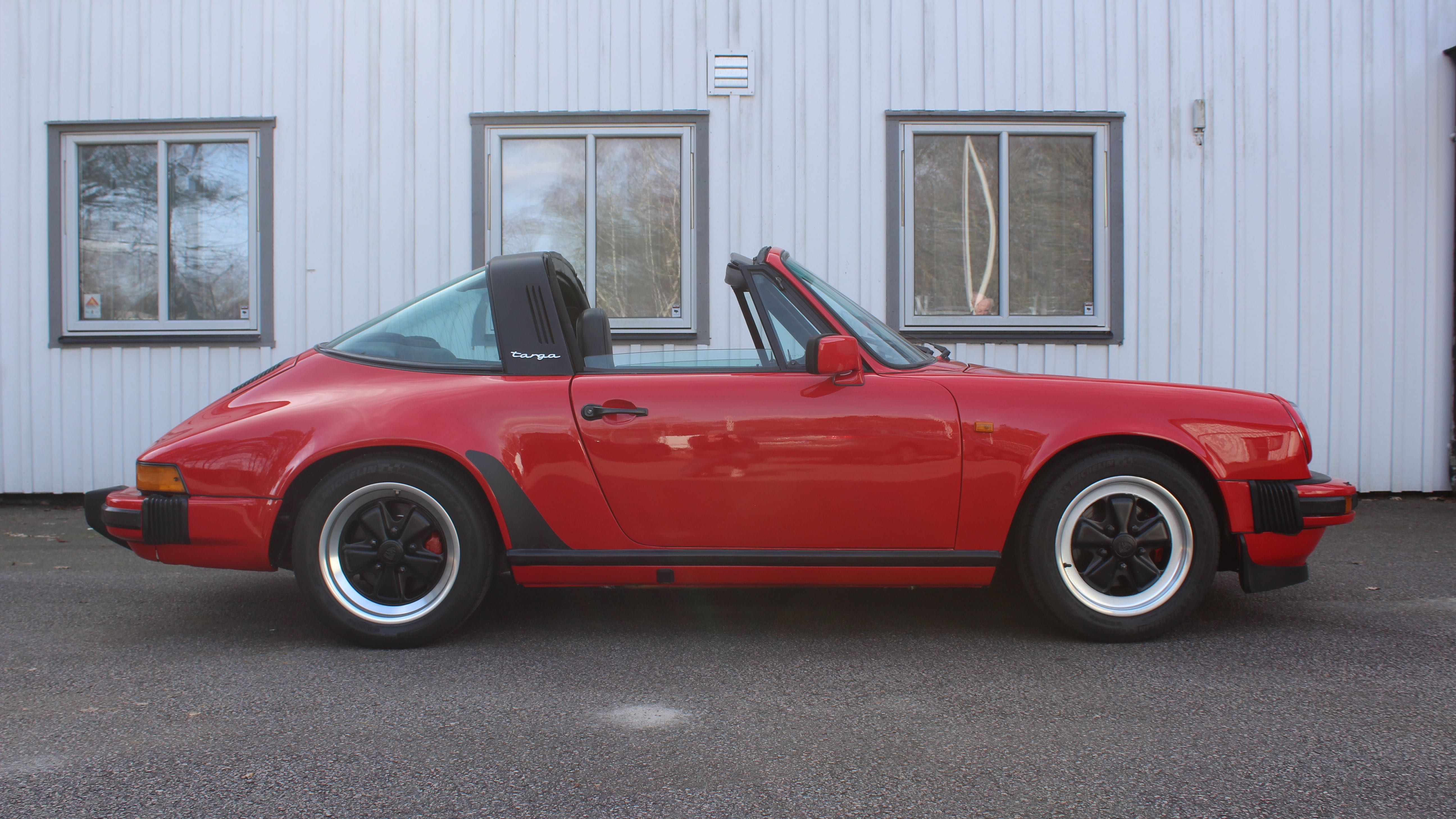 porsche 911 Targa röd sida höger