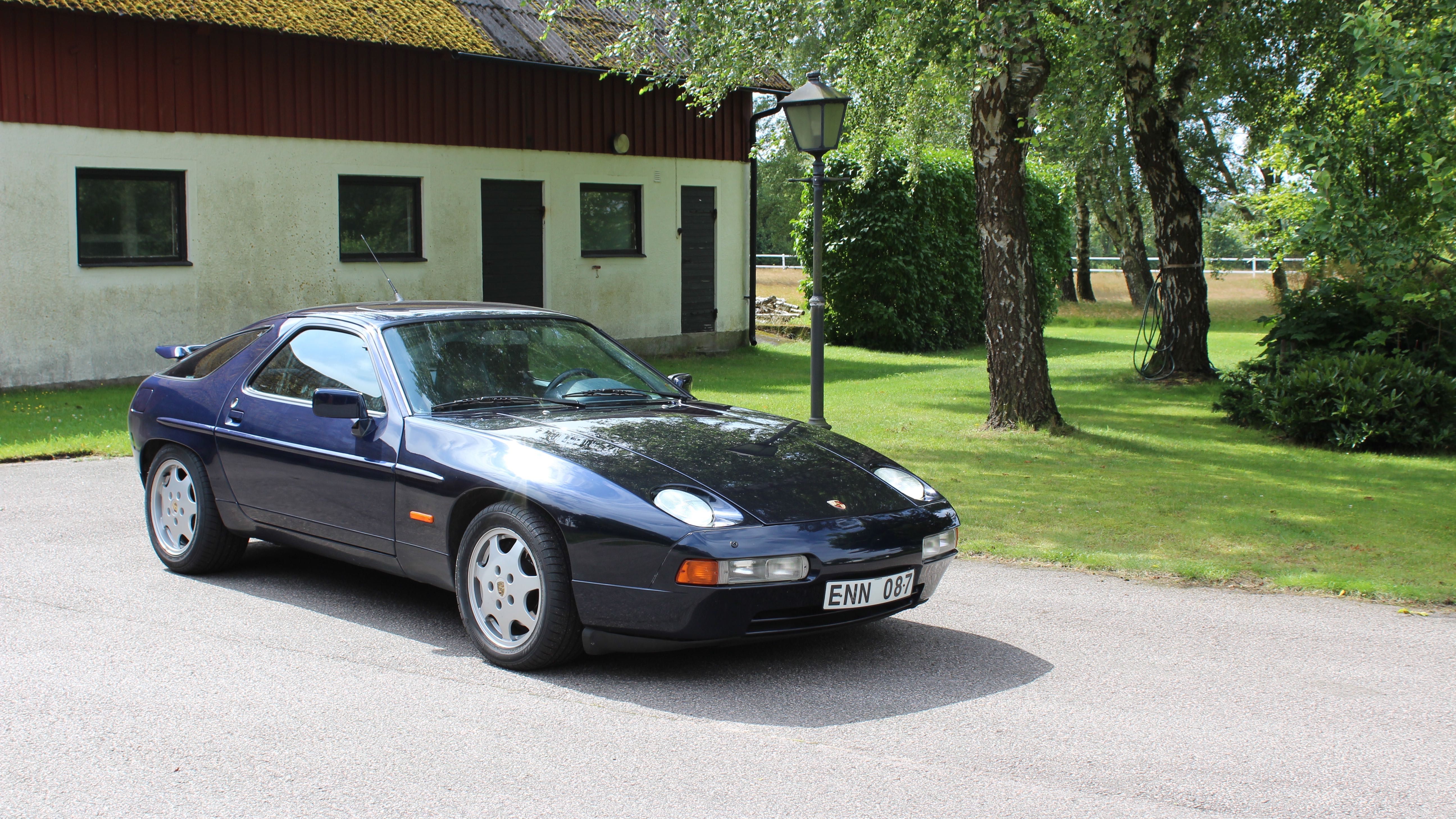 Porsche 928 GT front långt bort