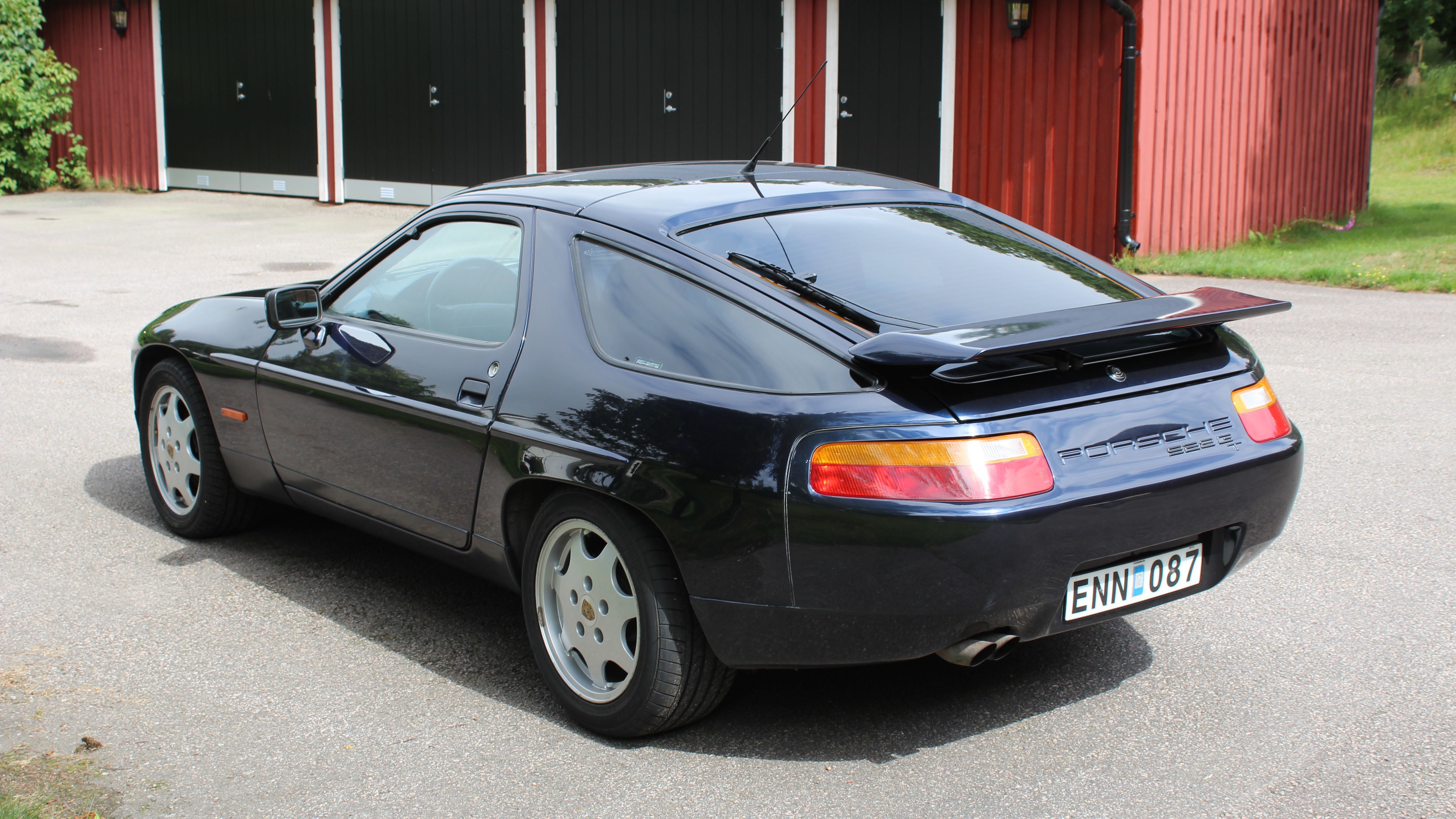 porsche 928 GT snett bakifrån vänster