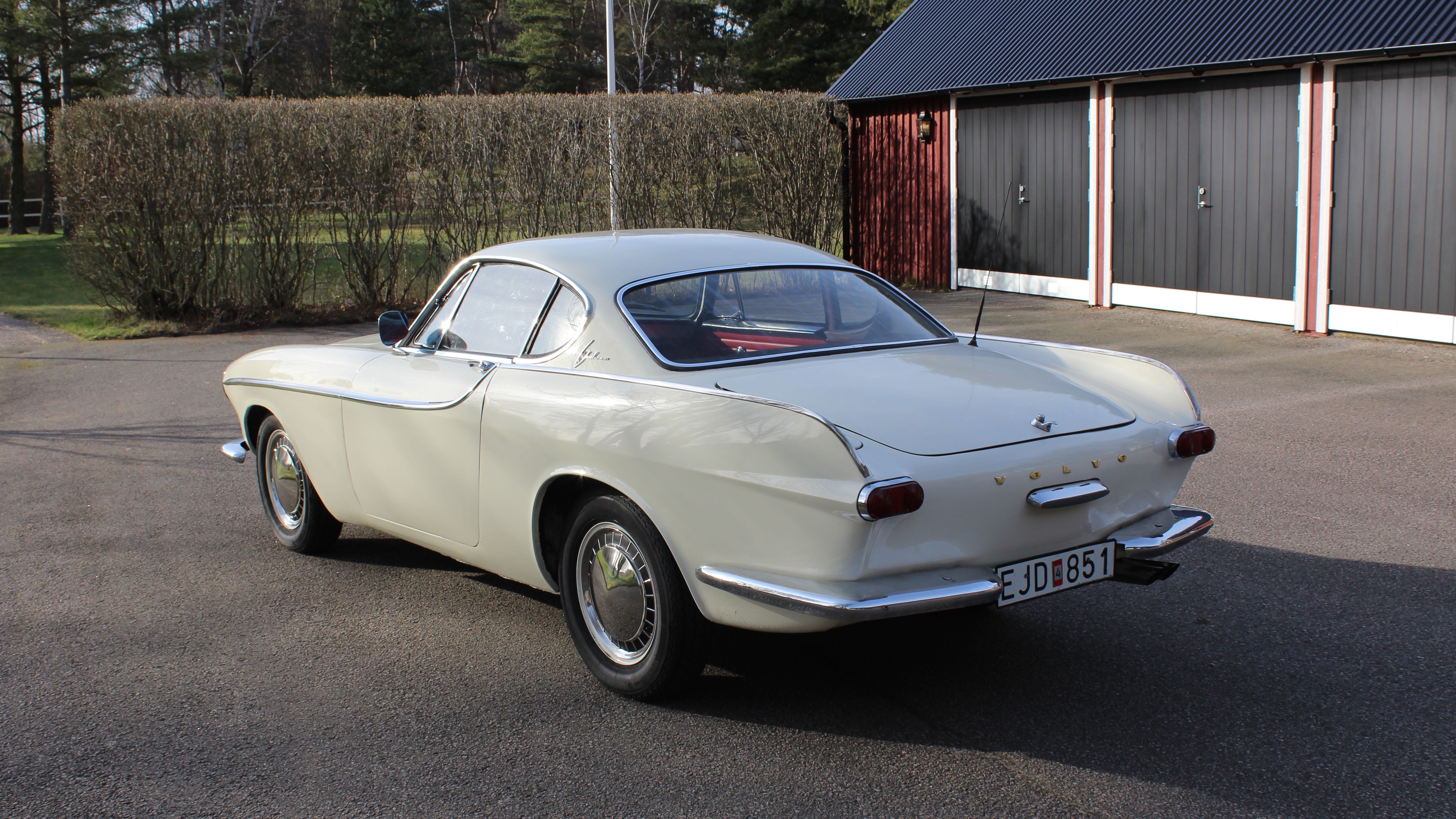 Volvo P1800 snett bakifrån vänster