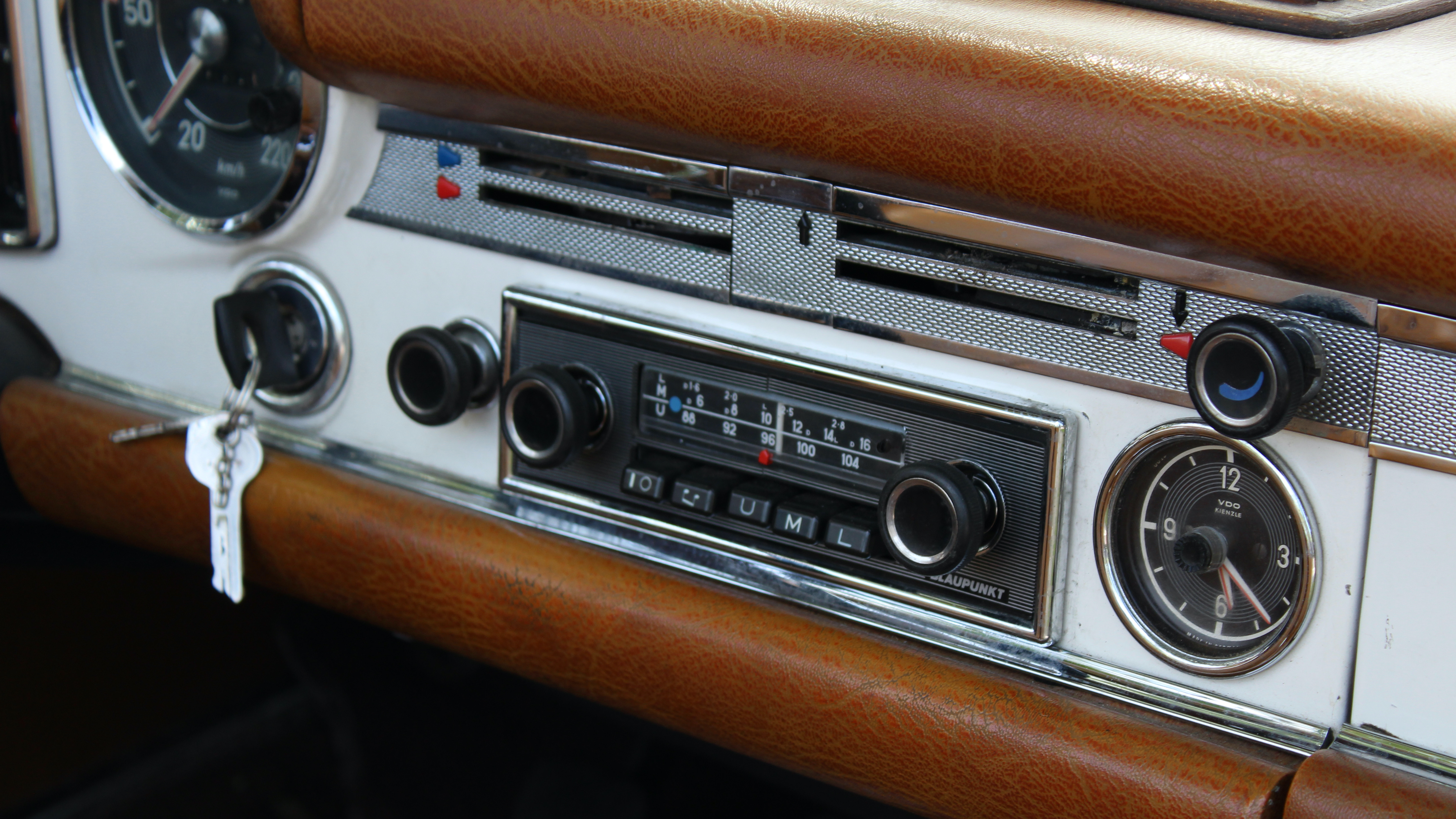 280 sl inredning radio