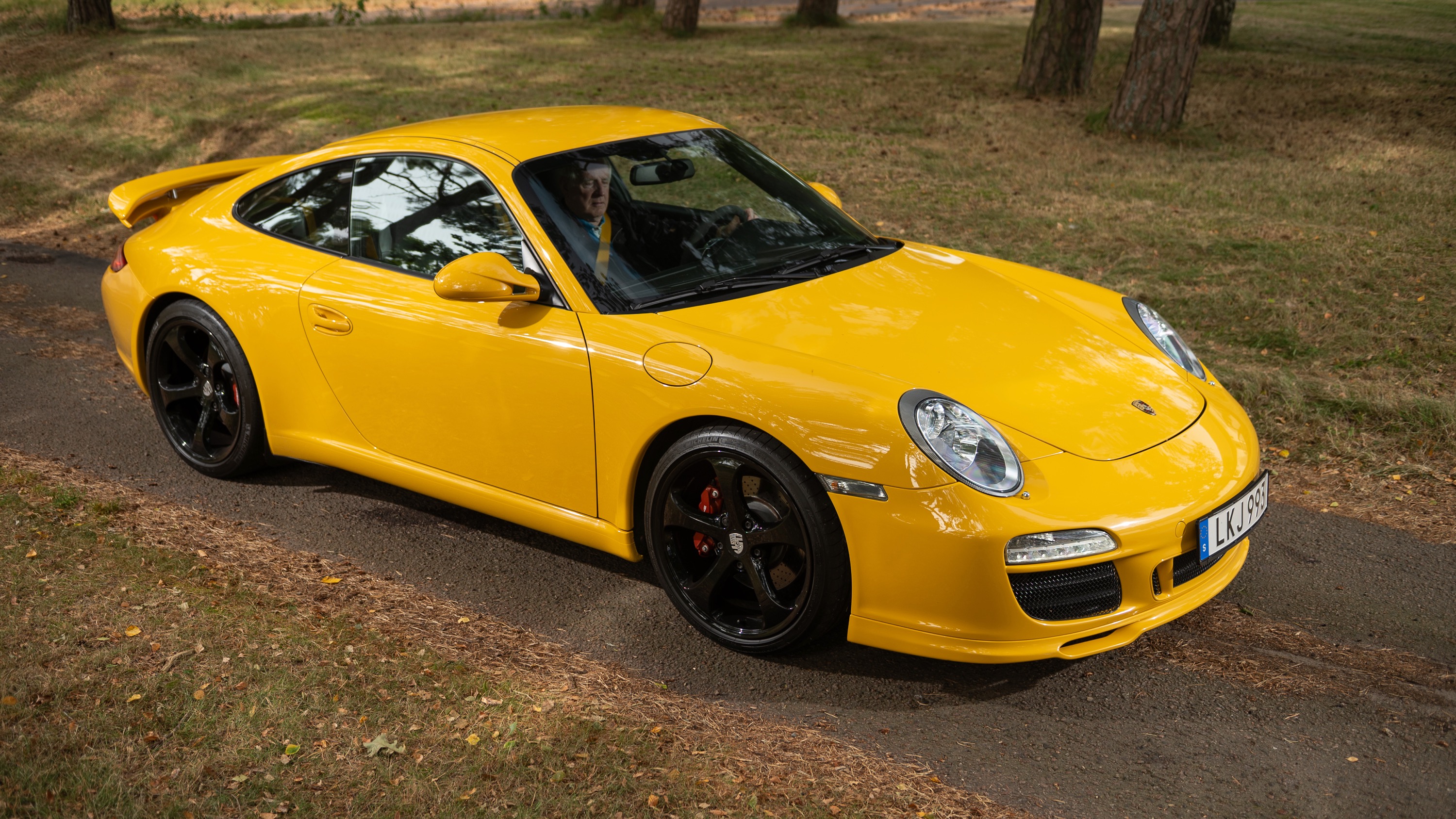 Porsche 997 snett fram hö väg