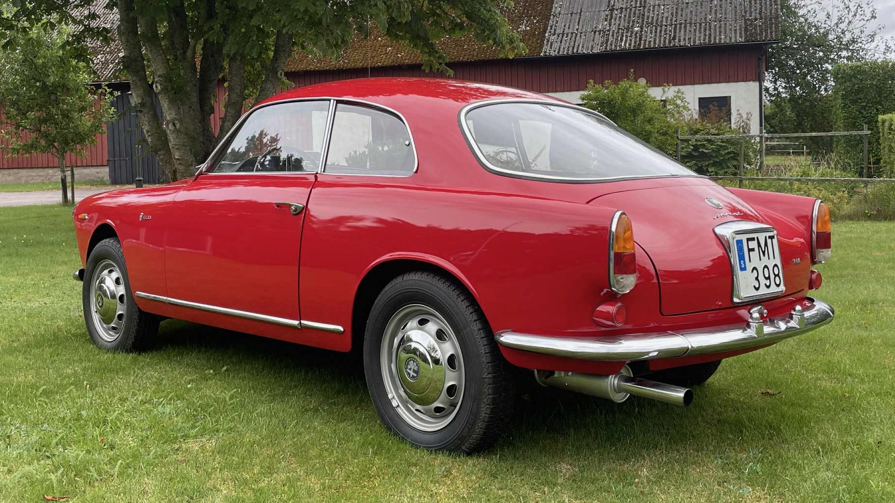 Alfa Giulia snett bak vänster