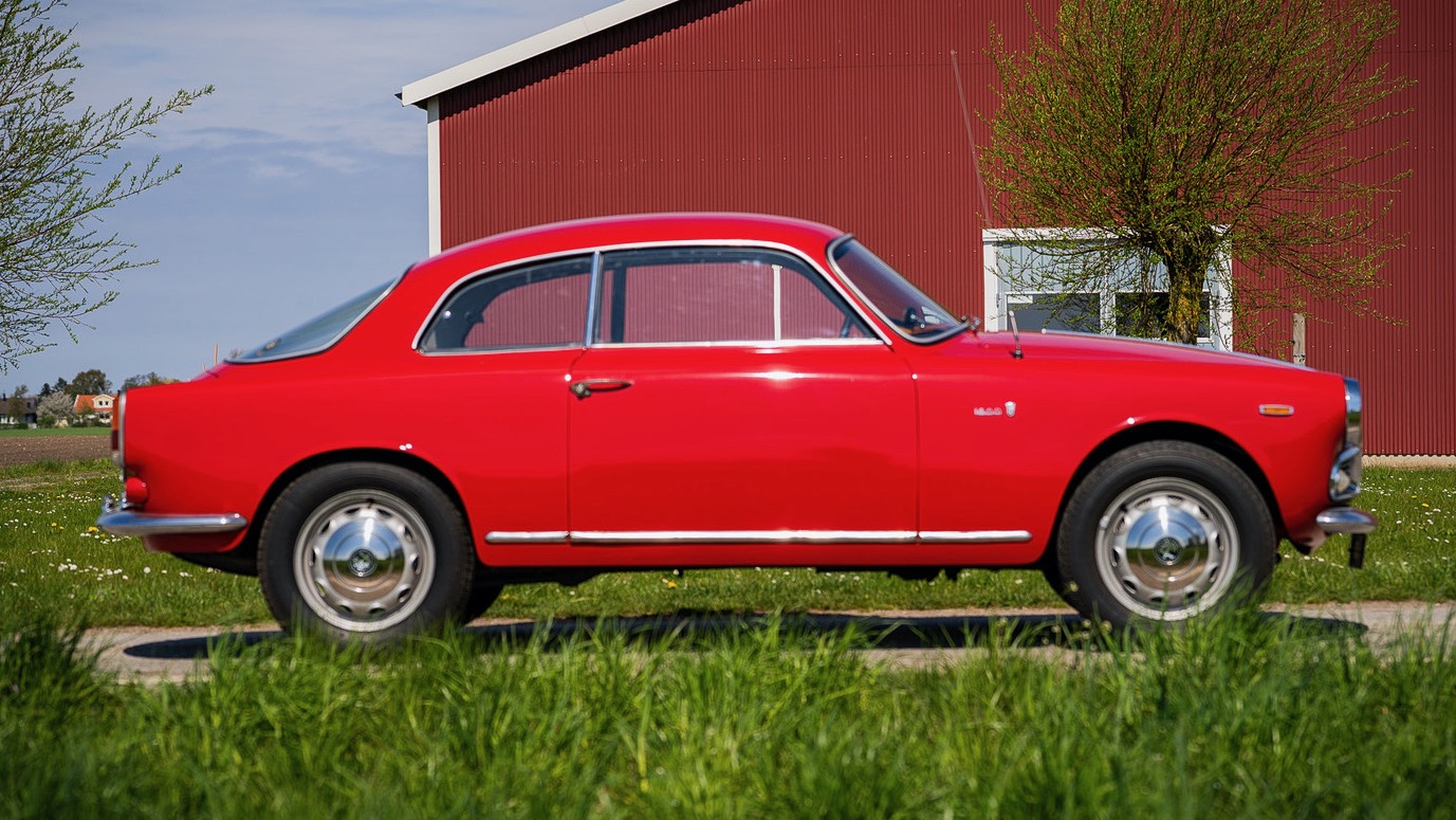 Alfa Giulia sida höger
